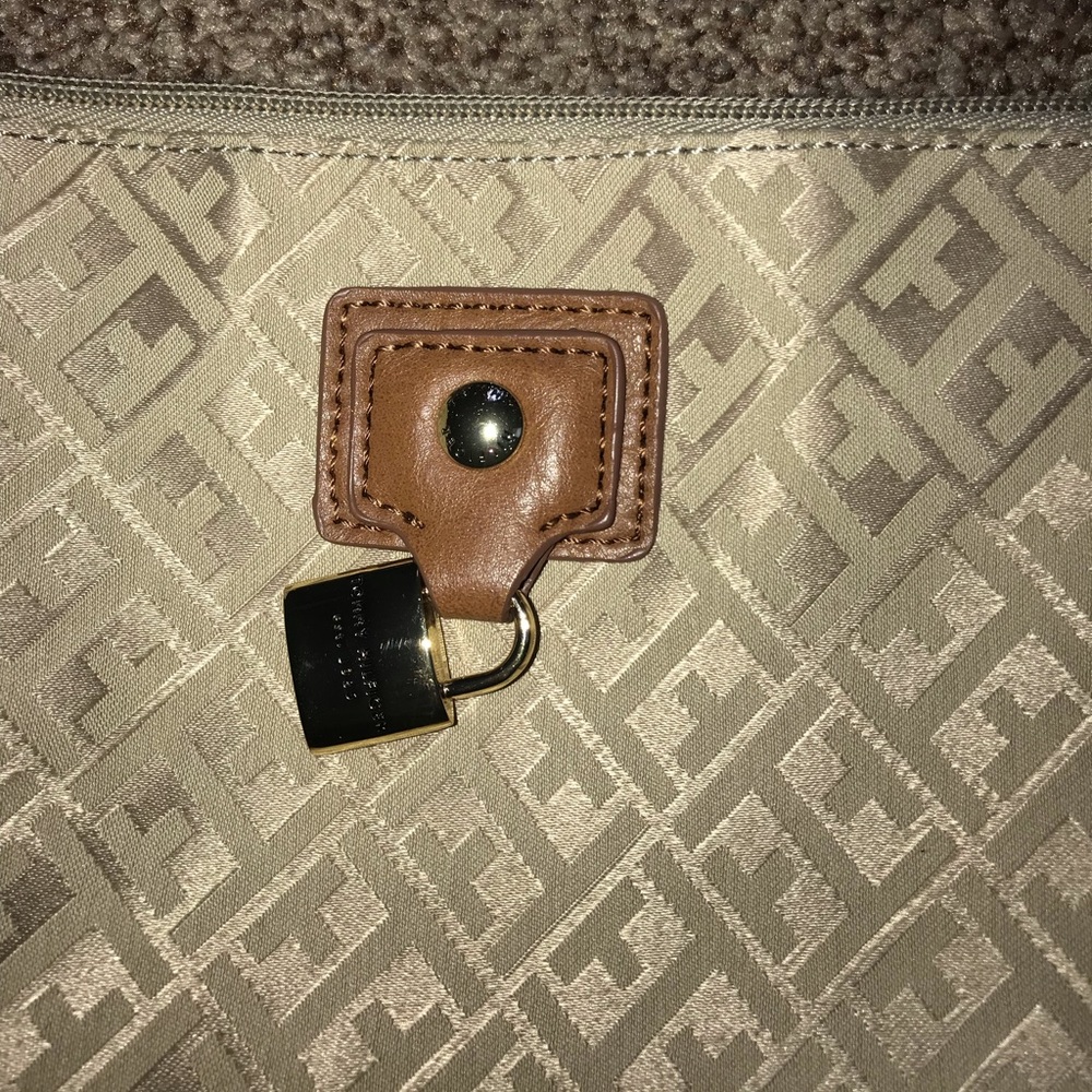 ❗️VINTAGE❗️Authentic Tommy Hilfiger Baguette Purse w Lock - Picture 3 of 6